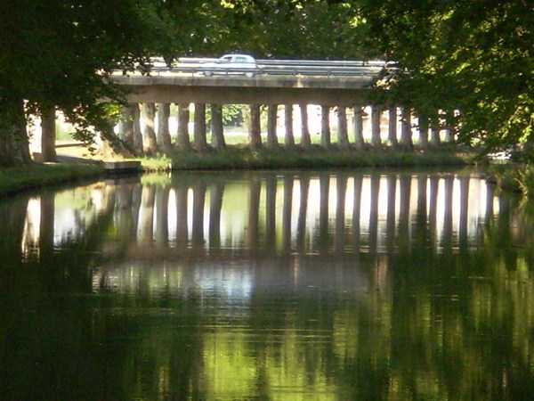 Turista consapevole senza fretta lungo il "Canal du Midi"