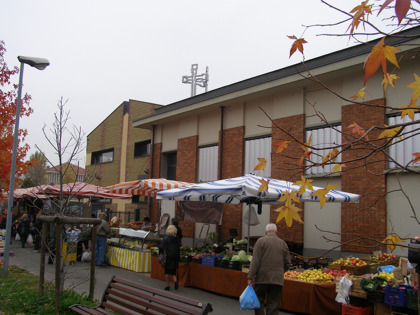 Celati sotto le vesti di venditori di arance, derubano 88enne