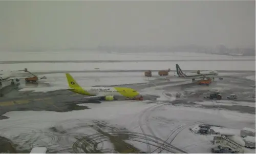 Centinaia di voli cancellati per neve in tutta Europa