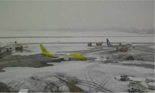 Centinaia di voli cancellati per neve in tutta Europa