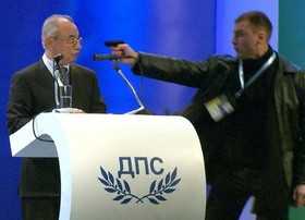 Si inceppa la pistola, leader bulgaro scampa attentato