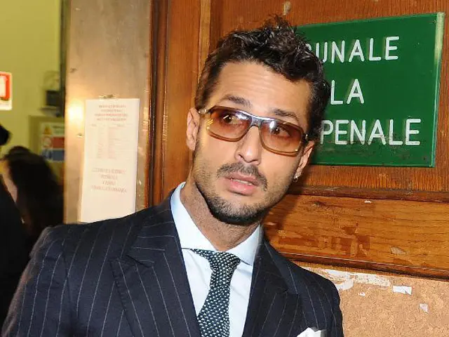 Corona in fuga, spiccato il mandato di cattura internazionale. I fan: «Hai fatto bene»