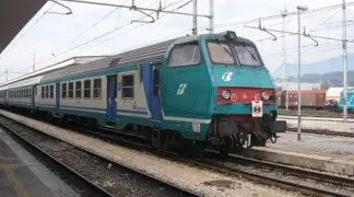 Rubano i cavi elettrici della linea ferroviaria Napoli-Salerno. Disagi  e ritardi su tutta la linea