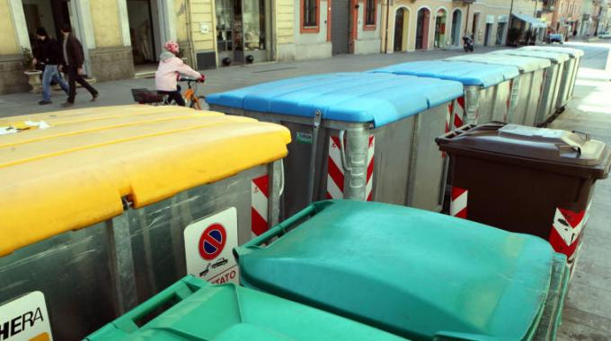 Neonata trovata viva, da un passante, in un cassonetto