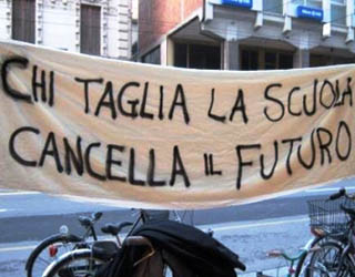 Tagli alla scuola pubblica: è protesta