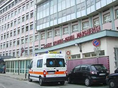 Ivrea (Torino), dodicenne cade dal balcone: le sue condizioni sono gravissime