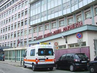 Ivrea (Torino), dodicenne cade dal balcone: le sue condizioni sono gravissime