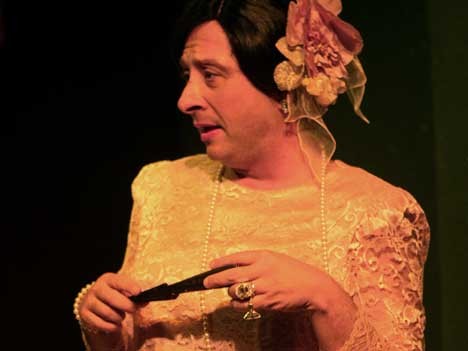 La zia di Carlo al Teatro il Primo. Risate e comicità partenopea per una commedia all'inglese