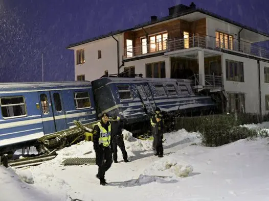 Ragazza di vent'anni ruba un treno e si schianta contro un condominio