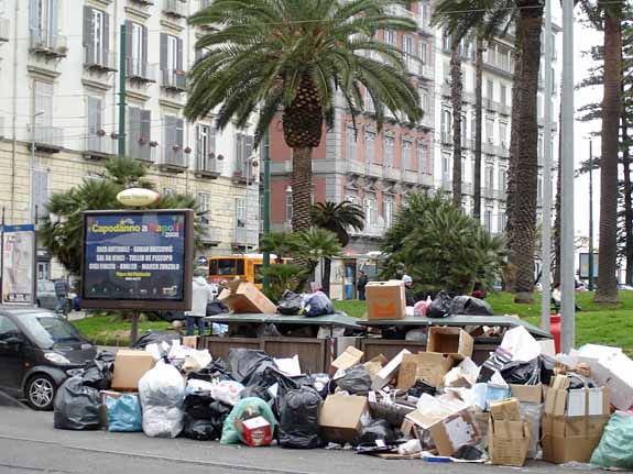 Napoli: protesta in piazza Vittoria contro i problemi della città