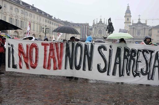 Torino, Monti inaugura stazione. Scontri No Tav-polizia