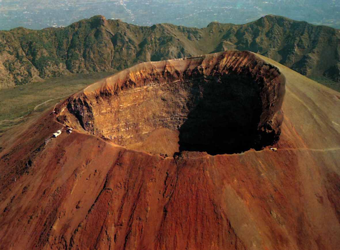Vesuvio: per la prima volta anche Napoli è nella zona a rischio