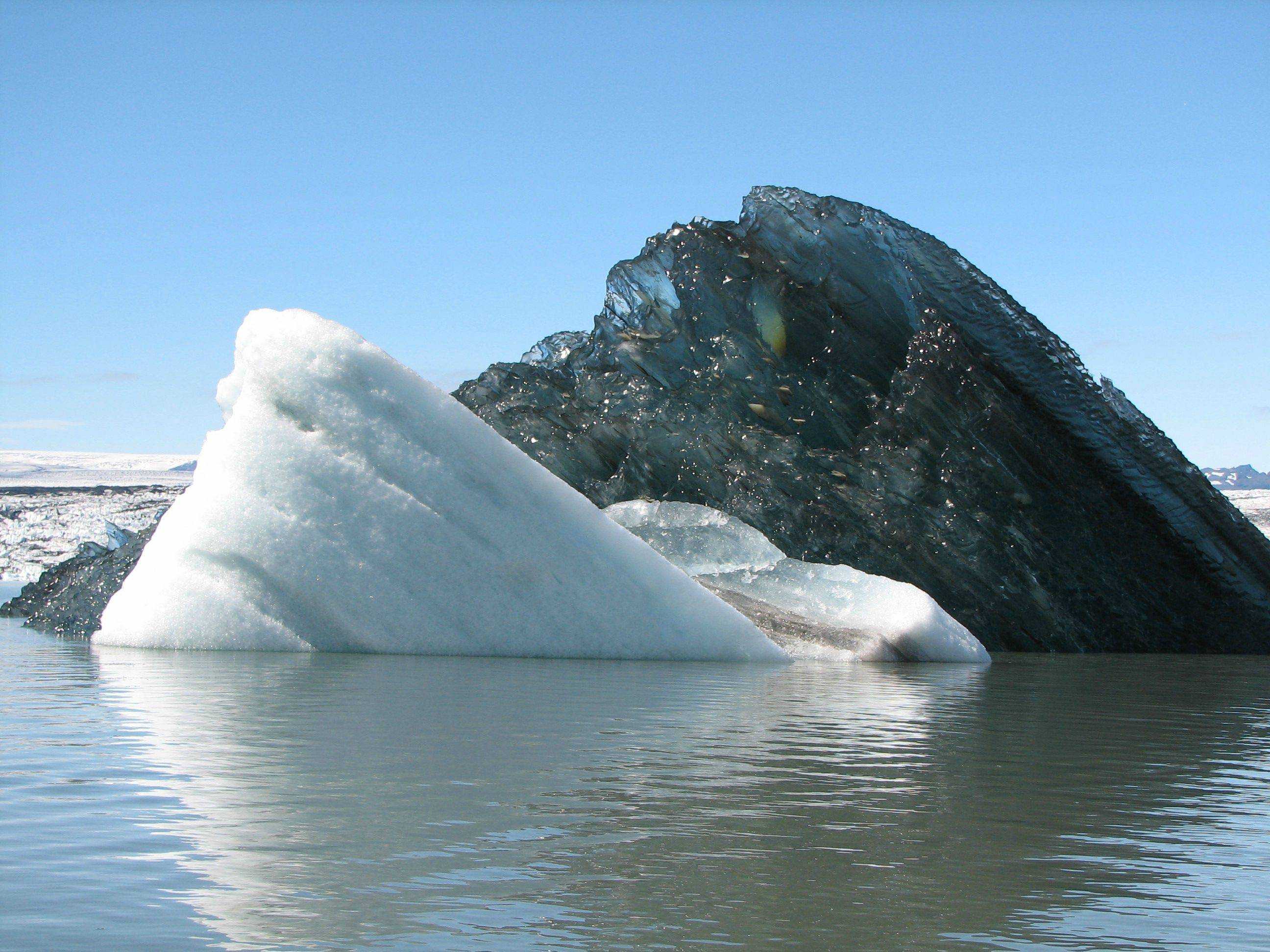 L'iceberg nero che sta facendo il giro del web