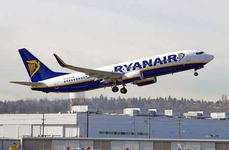 Ryanair cede: "Pronti a pagare tasse e contributi in Italia"