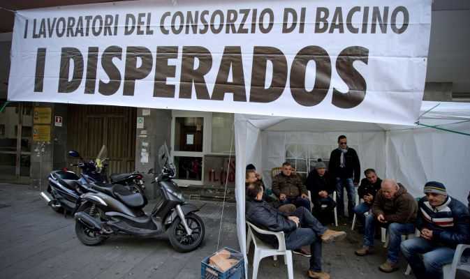 Striscione dei lavoratori a Villa Rosebery a Napoli