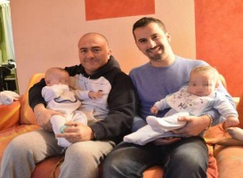Due papà e due gemelli: la nuova famiglia toscana