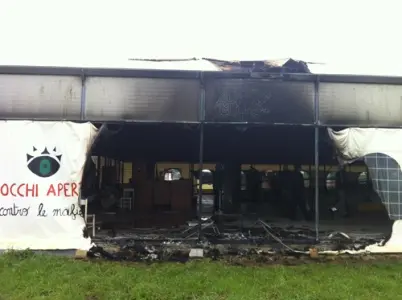 Latina, incendiato il Villaggio della Legalità di Libera