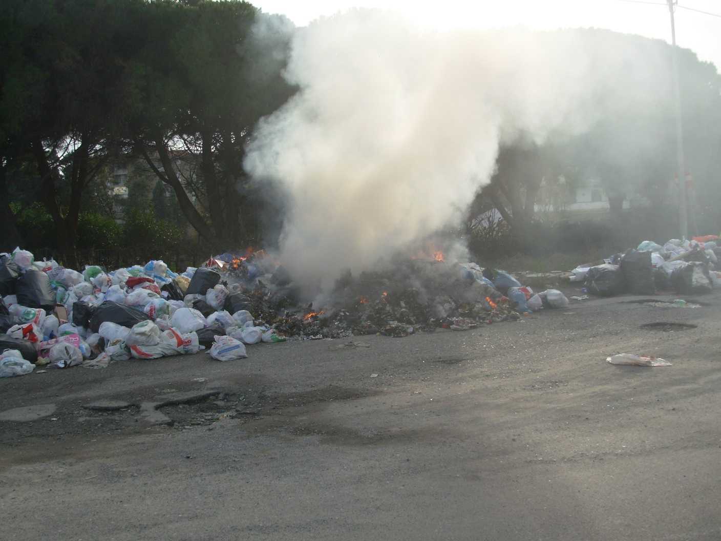 Emergenza rifiuti a Catanzaro: l'indifferenza dell' ufficio igiene e la rivolta dei cittadini