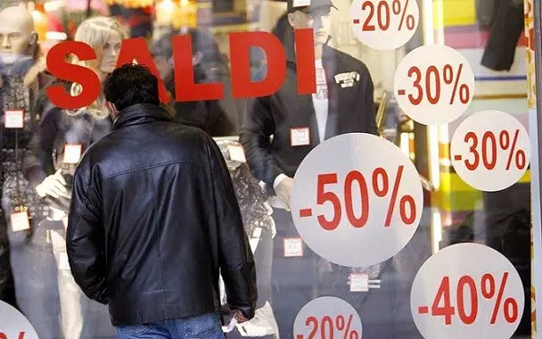 Napoli, saldi commerciali: partenza in salita