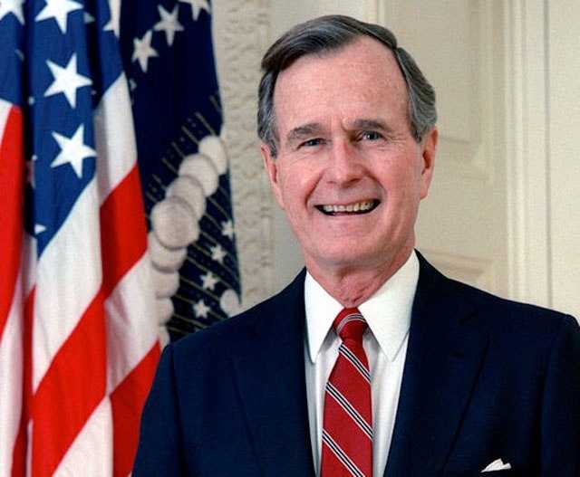 George H.W. Bush "senior" alimentato a liquidi in ospedale: le sue condizioni peggiorano