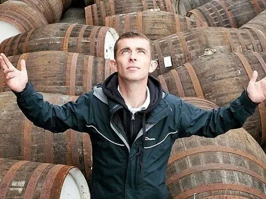 "La parte degli angeli", l'uccellino della speranza esce in volo da una botte di Whisky