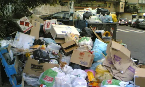 Foggia, emergenza rifiuti: roghi in città