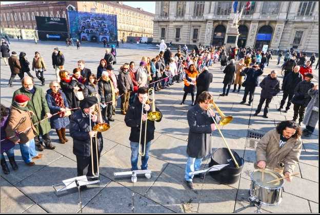 Maya, "Rebirth-Day": a Torino 50.000 persone festeggiano con una catena umana