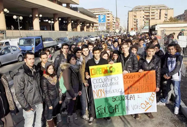 Torino, gli istituti Luxemburg e Copernico chiuderanno. Studenti chiedono la bonifica immediata