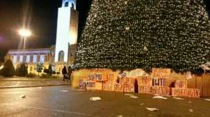 Latina: CasaPound lascia regali sotto l'albero a Piazza del Popolo