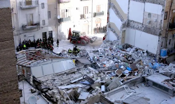 Palermo: sale a tre il numero dei morti nel crollo delle due palazzine. Evacuato un terzo edificio