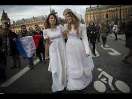 Nozze gay: ieri la manifestazione a Parigi a favore della proposta di legge