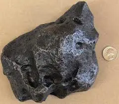 Bimba trova masso nero, si tratta di un meteorite?