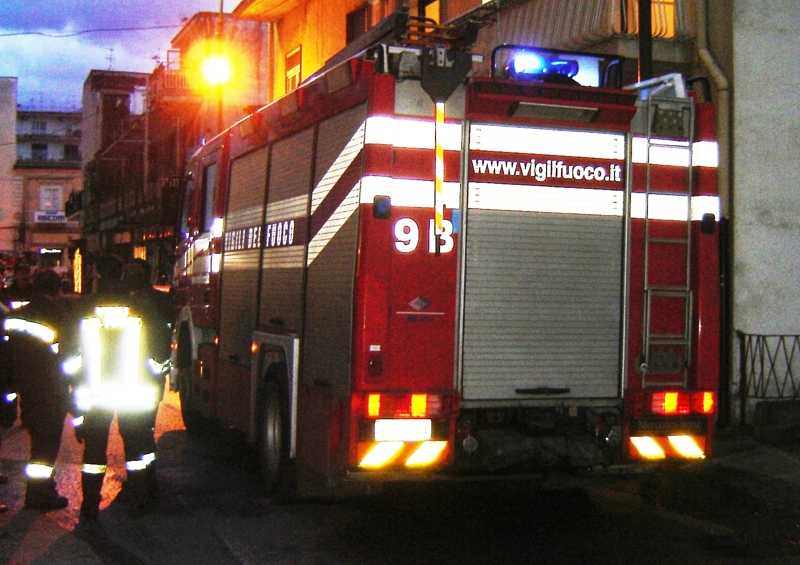 Castellammare di Stabia: rapinano ed incendiano una farmacia. Danni per 200 mila euro