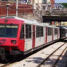 Treno della Circumvesuviana si ferma: passeggeri si avviano a piedi