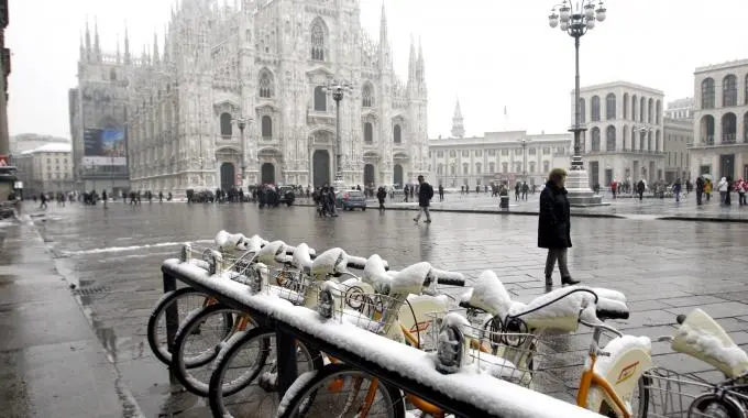 Lombardia, allerta neve. A Milano, invito a non usare le macchine