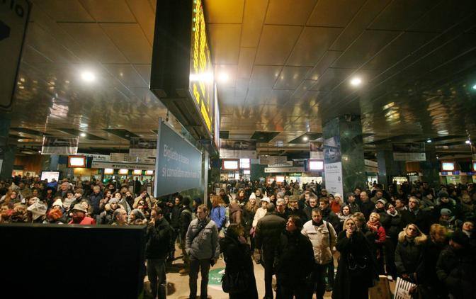 Trenord, continua il calvario dei pendolari. Codacons lancia class action