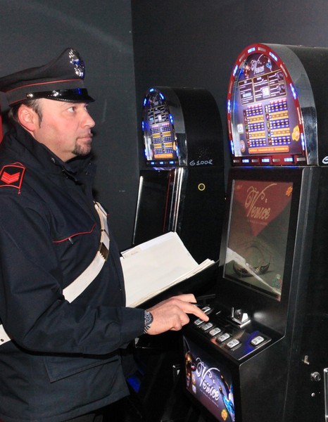 Sbancavano le slot machine grazie ad un'applicazione per l'iPhone: denunciati due cinesi