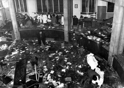 Strage di Piazza Fontana:  vernice rossa durante la commemorazione a Milano