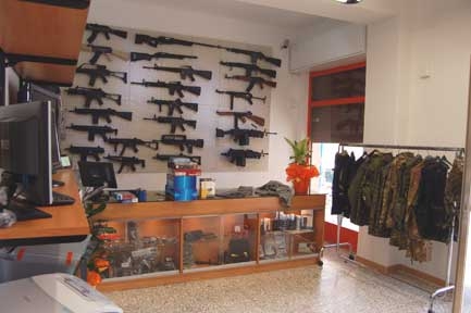 Latina: panico per l'esplosione di un negozio di soft air