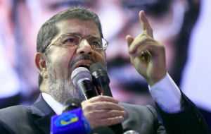 Il Cairo: tensione alle stelle, i gruppi anti-Morsi forzano i blocchi al Palazzo presidenziale