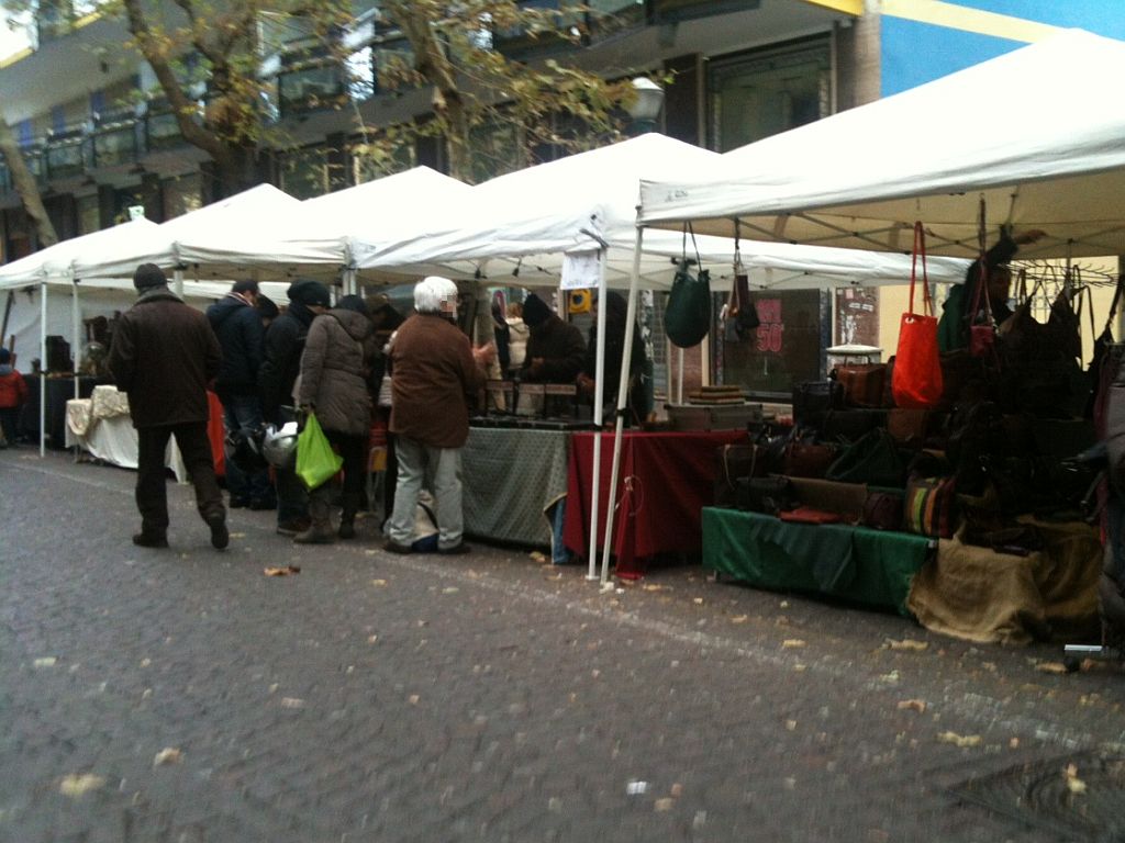 Vomero senza luminarie, con buche e avvallamenti