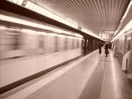 Milano, tentato suicidio: una ragazza si salva in extremis