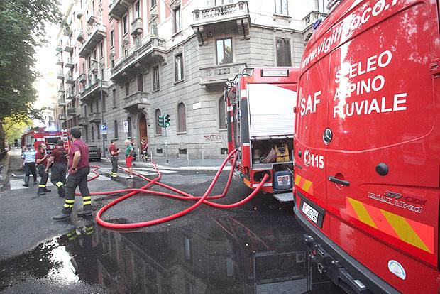 Incendio in palazzo, anziano si getta dal balcone e muore