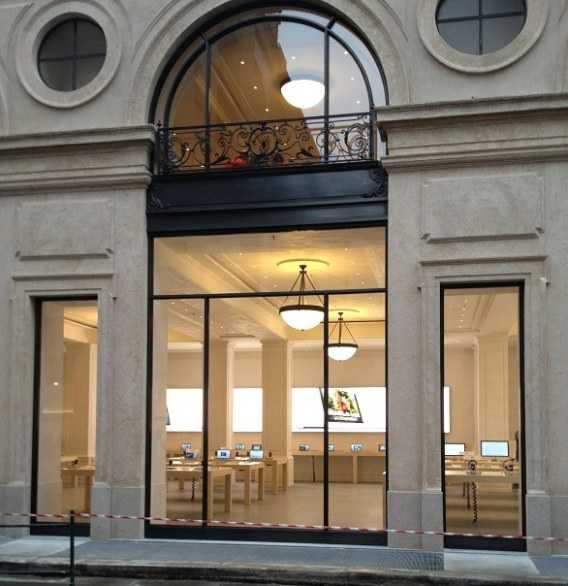 Torino: svaligiato l'Apple Store di Via Roma. E' caccia ai ladri