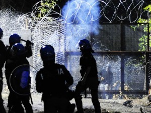 Piemonte: i No Tav lanciano pietre e petardi contro il cantiere di Chiomonte (Torino)