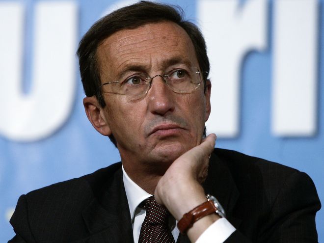 Fini: «Berlusconi è un dinosauro, Monti la speranza per il Paese»