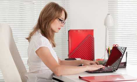 Troppe ore al pc causano il «ginocchio da scrivania»