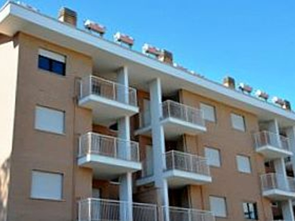 Denuncia la malagestione delle case popolari. Poi trova l'auto bruciata