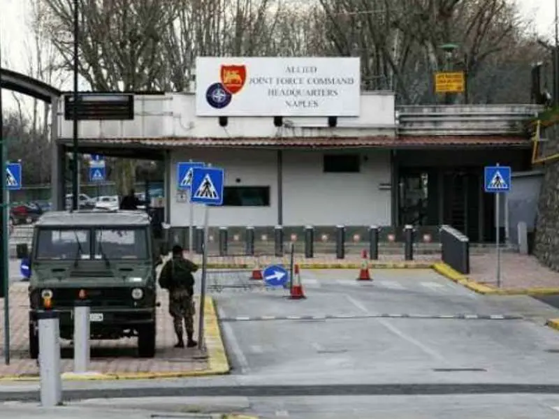 Bagnoli torna ai napoletani, ma la NATO "occupa" Lago Patria