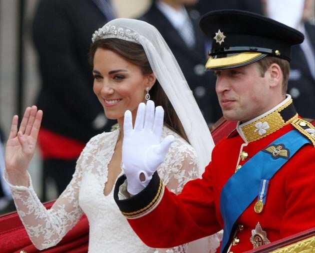 Buckingham Palace annuncia: William e Kate aspettano un bebè. Il primogenito salirà al trono